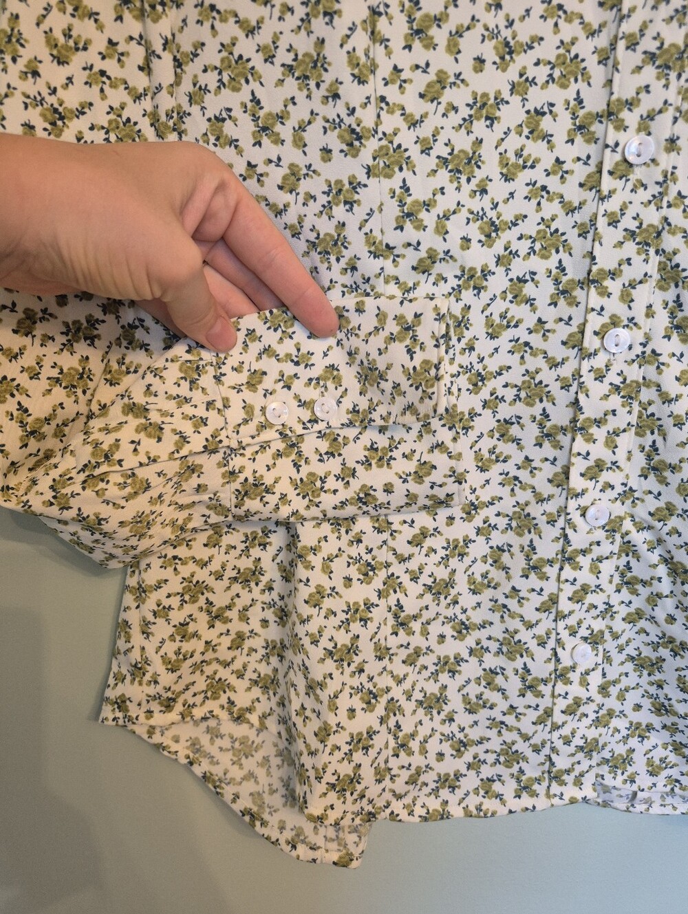NWT Levi Women's White Satin Button-Up Blouse w Green Floral Print Size Large - Picture 4 of 7